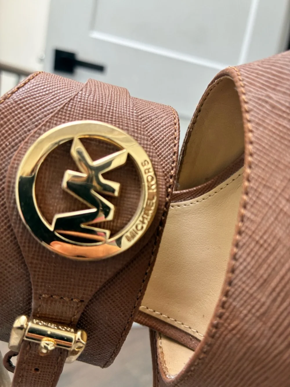 Michael KORS MACKENZIE MK GOLD LOGO SAFFIANO PLATFORM SANDALS SIZE 9 - Picture 3 of 8